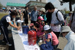 おいしい水を飲んでいる画像