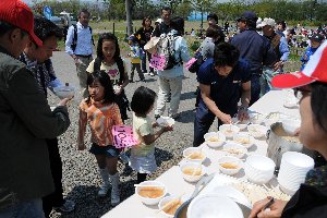 振舞われた豚汁をもらう参加者の画像