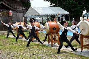 二荒神社境内で小千谷太鼓が披露されている画像