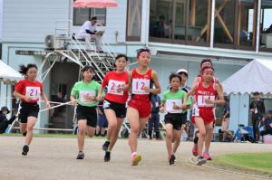 小学校5・6年女子が800メートル走をしている画像