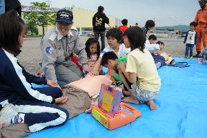 消防職員からAEDの説明を受ける子どもたちの画像