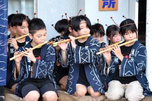 巫女爺のお囃子を演奏している子どもたちの画像