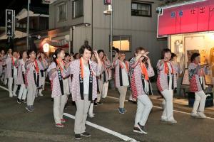 夜に開催された民踊流しの画像