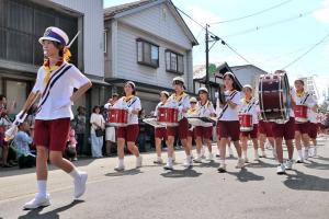 片貝小学校児童のみなさんによる鼓笛隊パレードの画像