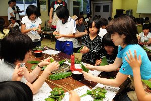 子どもたちがちまきを作っている画像