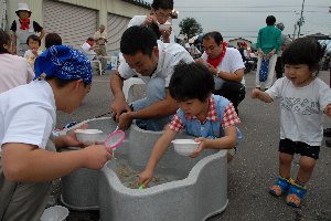 金魚すくいをする子どもの画像