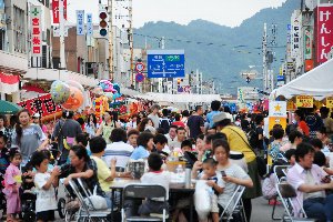 お祭り広場に集まる人の画像