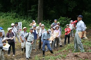 屋敷跡地付近で説明する画像