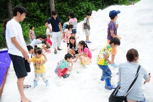 たくさんの人が雪山で宝探しをする画像