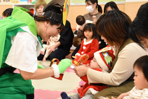 プレゼントを受け取る小さな男の子の画像