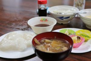 来場者にふるまわれた餅や雑煮などの画像