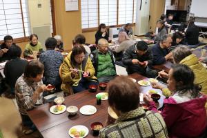 餅を食べる来場者の画像