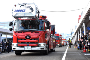 分列行進を行う消防車両の画像