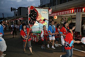 アンパンマンのミニ万灯を引く子どもたちの画像