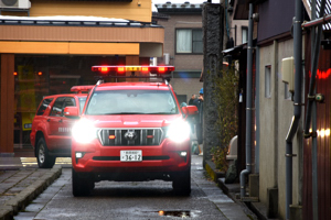 現場に駆けつけてきた消防車両の画像