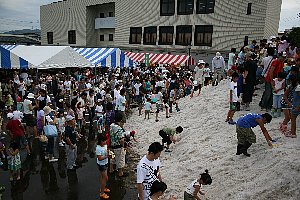 雪山でたからさがしをする子どもたちの画像