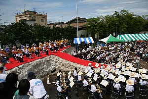 雪のステージの上で演奏する吹奏学部の中学生たちの画像