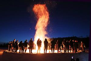 大きな火柱を見つめる参加者の画像