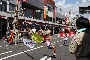 ボーイスカウト広場で遊ぶ子どもの画像