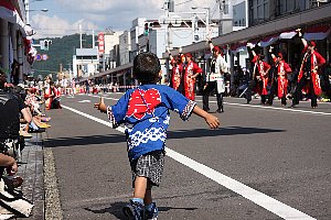 よさこいの演舞の前で踊る子どもの画像