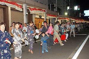 盆踊りをおどるみなさんの画像