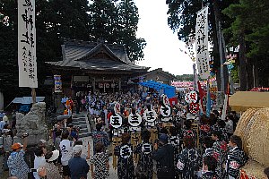 若連合が神社で木遣りを奉納している画像