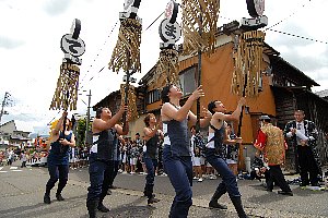 力強い「ばれん」の演舞の画像