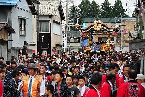 祭り屋台の引き回しの画像