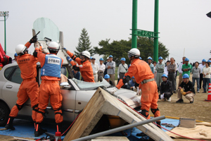 被災した車から負傷者を救出する訓練の画像