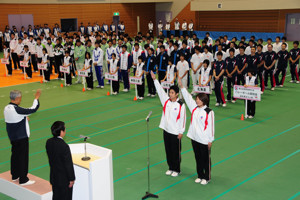 選手宣誓をする新潟県代表の2選手の画像