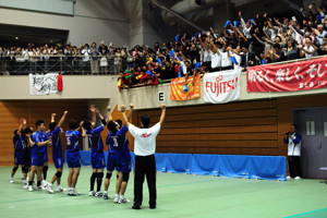 両手を挙げて決勝進出を喜ぶ新潟県チームと観客の画像