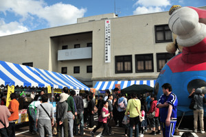 会場の飲食店にたくさんの人が並んでいる画像