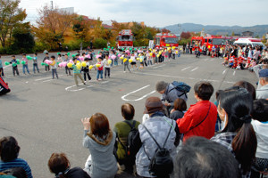 遊戯を披露する園児たちの画像