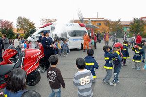 消防車両の試乗や消防服の試着体験をする園児たちの画像