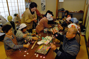 「だんご飾り」づくりをする参加者の画像