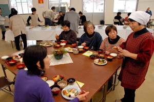 「まごころ市」のみなさんに料理の作り方を教わる参加者の画像