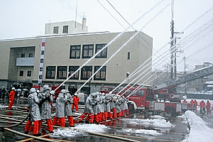 放水部隊による放水訓練の画像