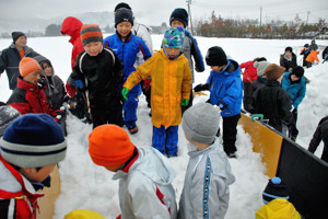 雪を踏み固める子どもたちの画像