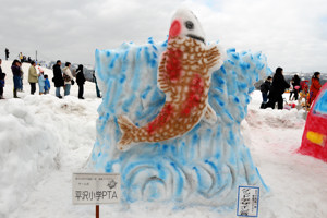 鯉の滝登りの雪像の画像