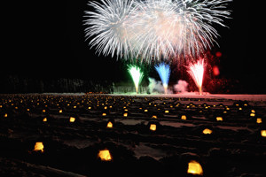 「ほんやら洞」を照らす打上花火の画像