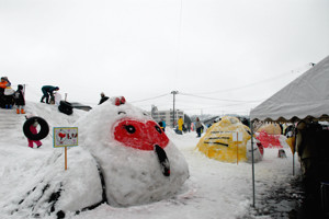 会場内に作られた色とりどりの雪像の画像