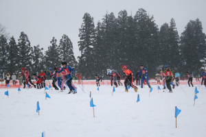 雪の中、小学5・6年男子がスタートする画像