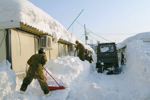 応急仮設住宅を除雪する自衛隊員の写真