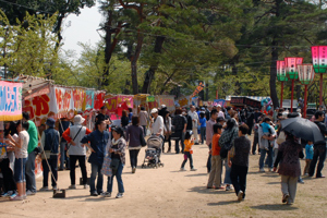 多くの人でにぎわう船岡公園まつりの画像