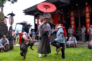 獅子舞を踊る子どもたちの画像