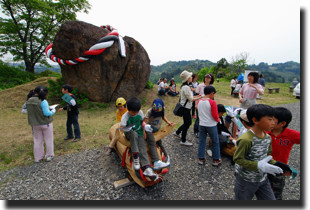 小千谷闘牛場脇「みまもり岩」の画像