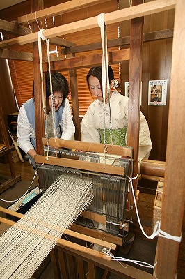 「織之座」で機織体験をしている画像