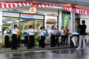 演奏をする中学校吹奏楽部の生徒の画像