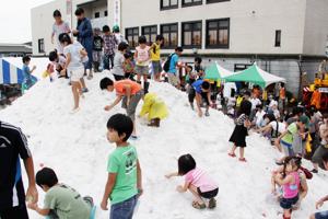 雪山で宝探しをする子どもの画像