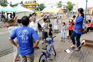 リサイクル自転車争奪のジャンケンをする来場者の画像